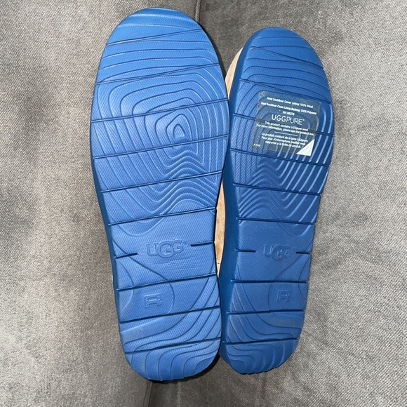 NWT.  UGG Boots.  Women size 6 - Picture 4 of 7